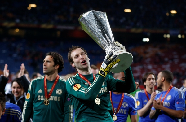 Petr Čech křepčí s trofejí.