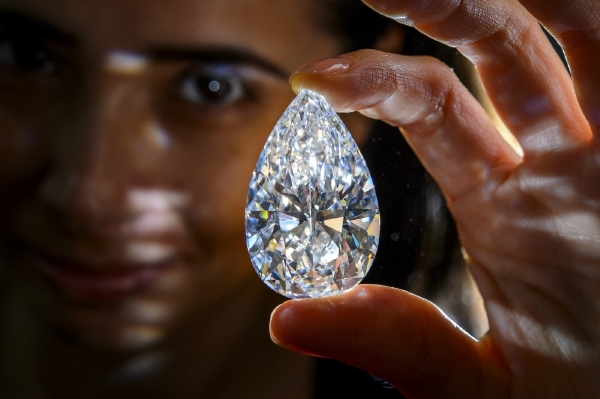 Diamant má 101,73 karátů.