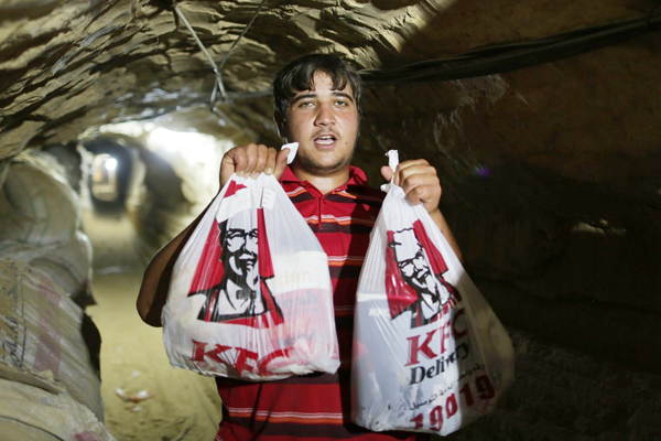 Palestinci pašují podzemními tunely kuřata z egyptské restaurace KFC.