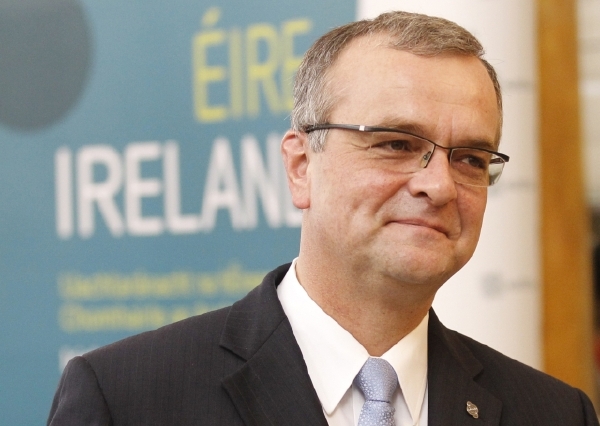 Ministr financí Miroslav Kalousek prohlásil, že pokud Sněmovna dohodu schválí, bude mít podle svých slov "na pažbě 13. zářez".