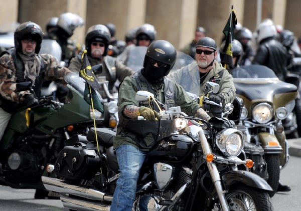 Policie zadržela motorkáře z Rakouska, údajně propíchali gumy osobního auta (ilustrační foto).