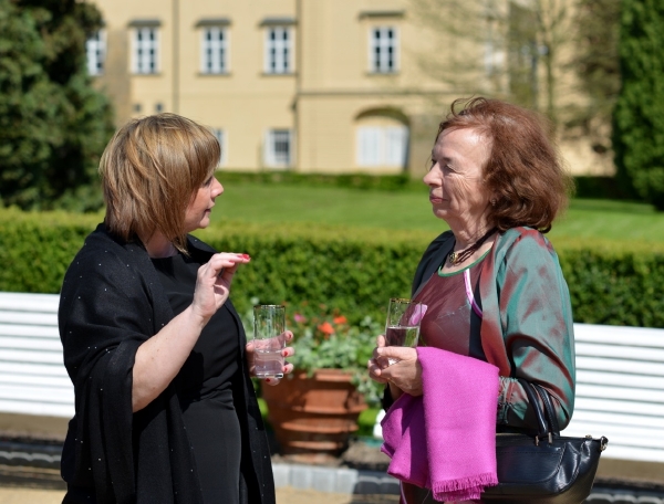 Ivana Zemanová (vlevo) s Livií Klausovou. Ivana Zemanová (vlevo) s Livií Klausovou.