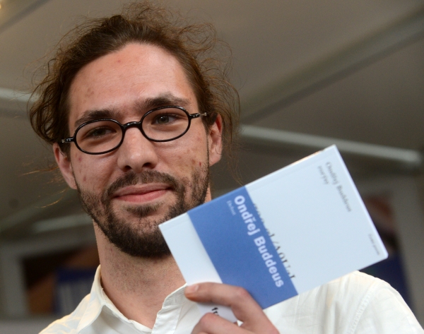 Ondřej Buddeus (na snímku) převzal Cenu Jiřího Ortena při příležitosti konání 19. mezinárodního knižního veletrhu Svět knihy, který začal 16. května v Praze na holešovickém Výstavišti. Ondřej Buddeus (na snímku) převzal Cenu Jiřího Ortena při příležitosti konání 19. mezinárodního knižního veletrhu Svět knihy, který začal 16. května v Praze na holešovickém Výstavišti.