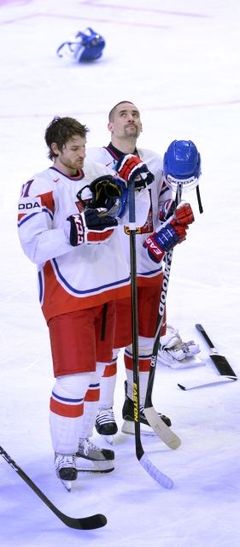 Tomáš Plekanec (vpravo) po porážce se Švýcarskem.