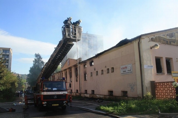 Hasiči evakuovali z okolního sídliště Staré Město zhruba 200 lidí.