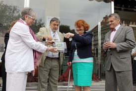 Knihu pokřtili mj. pražský primátor Bohuslav Svoboda a starostka Prahy 6 Marie Coufalíková.