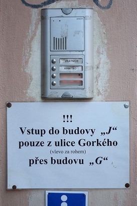 Vstup do budovy.