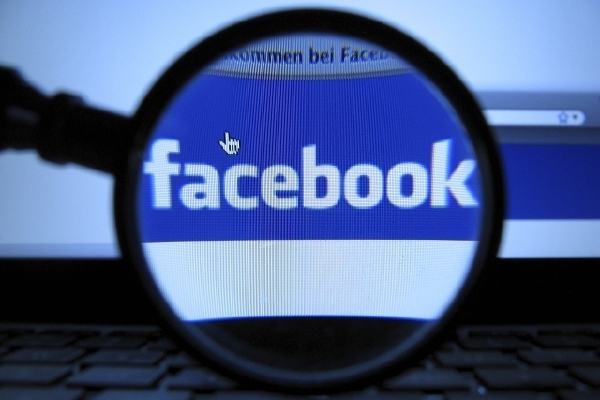 Fotografie na Facebooku v lidech probouzejí temné stránky povahy. Navzájem si závidí.