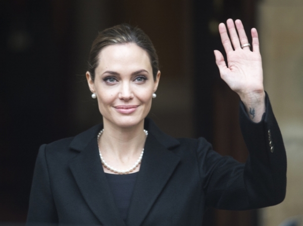 Herečka Angelina Jolie si nechala preventivně odstranit prsní žlázy.