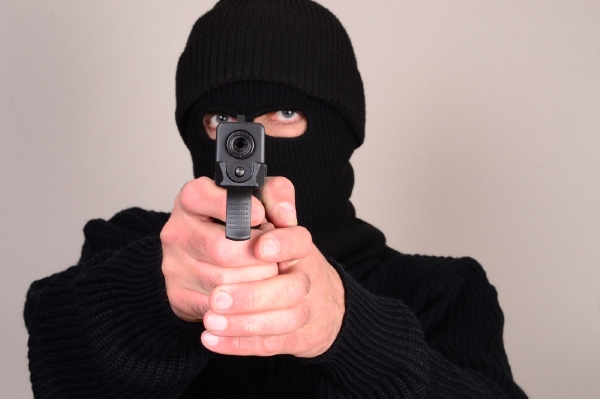 Mladý muž vyhrožoval úředníkům zastřelením, obvinila ho policie (ilustrační foto). Mladý muž vyhrožoval úředníkům zastřelením, obvinila ho policie (ilustrační foto).