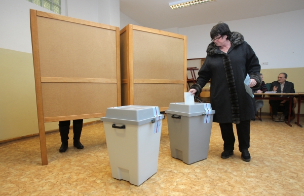 Vnitro navrhuje v zákonu spojit právní úpravu všech voleb: do Evropského parlamentu, Sněmovny a Senátu, samosprávných celků a volbu prezidenta. Vnitro navrhuje v zákonu spojit právní úpravu všech voleb: do Evropského parlamentu, Sněmovny a Senátu, samosprávných celků a volbu prezidenta.