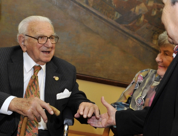 Sir Nicholas Winton (vlevo) zachránil 669 dětských životů před jistou smrtí.