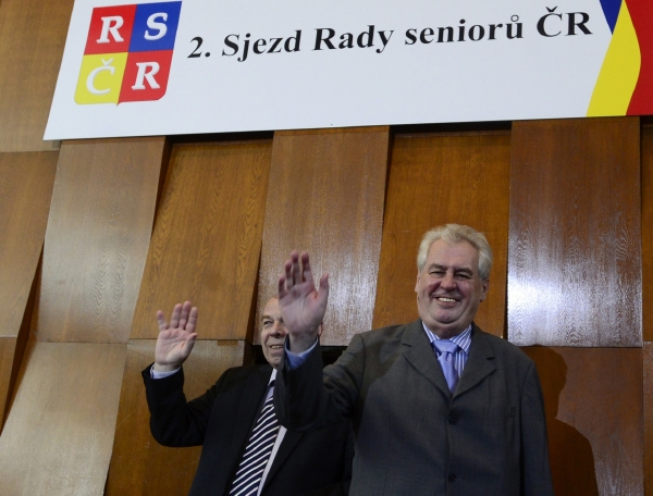 Jaroslav Zavadil (vlevo) a Miloš Zeman na sjezdu Rady seniorů ČR.