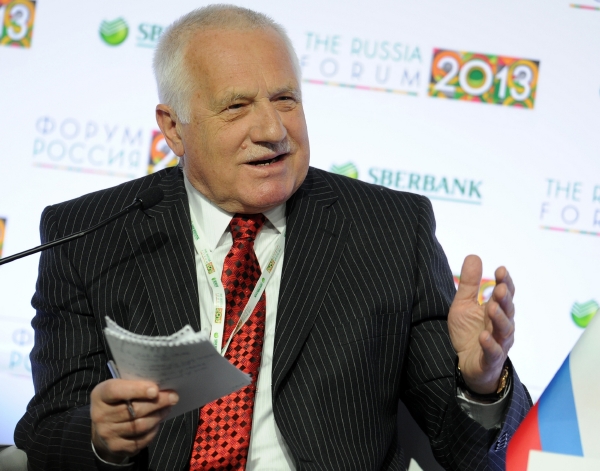 Václav Klaus kritizuje vládu za nečinnost.