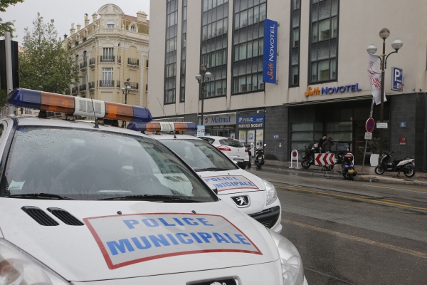 Policie v Cannes zadržela muže, který střílel slepými náboji.