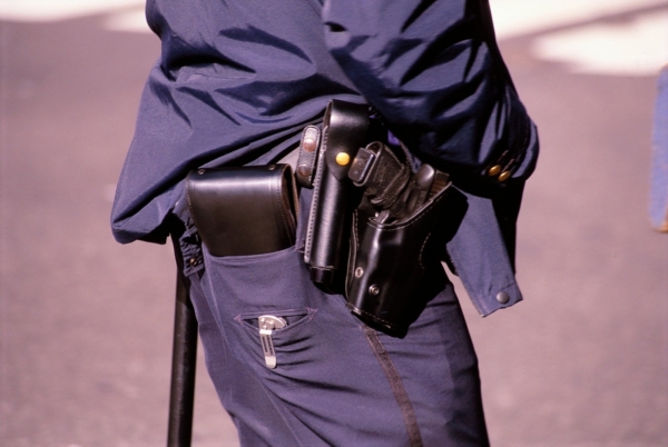 Policista střílel na lupiče, zasáhl i jeho rukojmí (ilustrační foto).