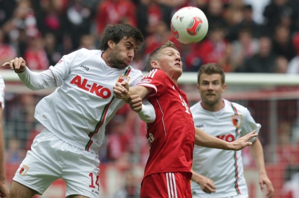 Jan Morávek (vlevo) udržel s Augsburgem zachránil Bundesligu.