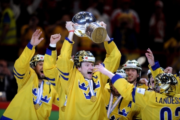 Hokejisté Švédska s trofejí pro mistra světového šampionátu.
