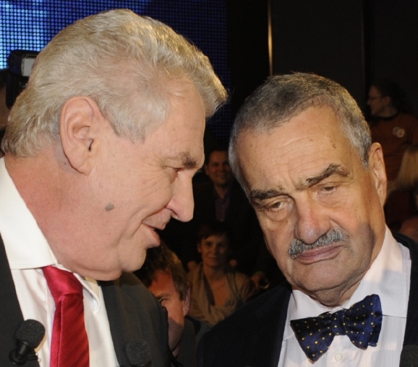 Prezident Miloš Zeman (vlevo) učinil vstřícné gesto. Jmenoval prvního velvyslance ze seznamu Karla Schwarzenberga.