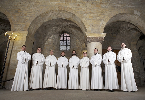 Vystoupení Schola Gregoriana Pragensis bude kombinováno s mluvenými vstupy Marka Ebena, bratra uměleckého vedoucího sboru Davida. Vystoupení Schola Gregoriana Pragensis bude kombinováno s mluvenými vstupy Marka Ebena, bratra uměleckého vedoucího sboru Davida.
