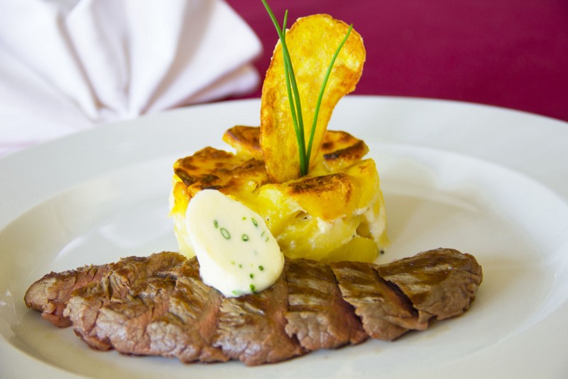 Flank steak se smetanovými bramborami z nabídky festivalu.