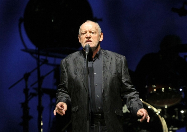 Joe Cocker předvedl skoro plné O2 areně komornější show.