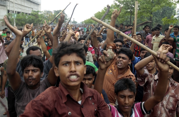 Oblečení za babku. Sociální nepokoje - chudáci v Bangladéši.