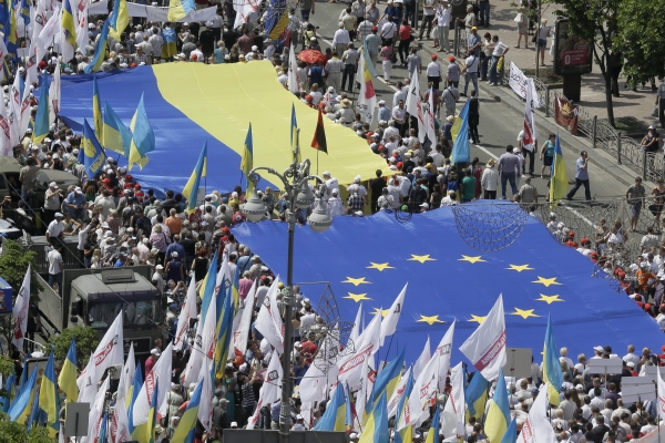 Ukrajinský novinářský pár, televizní reportérka a fotoreportér byli zmláceni během sobotní demonstrace.