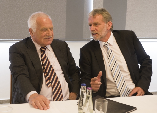 Bývalý prezident Václav Klaus (vlevo) a starosta Hluboké nad Vltavou Tomáš Jirsa na regionální ideové konferenci ODS, která se konala 20. května v Českých Budějovicích.
