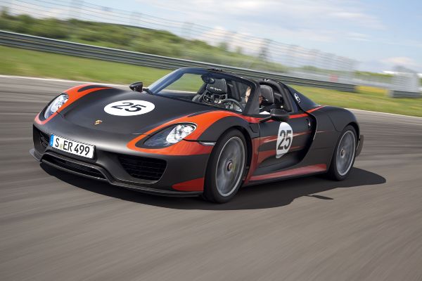 Hybridní Porsche 918 Spyder, tentokrát na závodním okruhu.