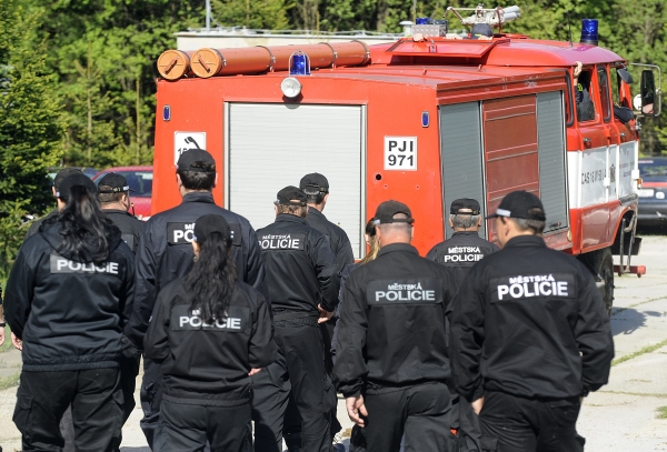 Policisté za asistence hasičů a geologů zpřístupnili nelegální skládku lihu (ilustrační foto). Policisté za asistence hasičů a geologů zpřístupnili nelegální skládku lihu (ilustrační foto).
