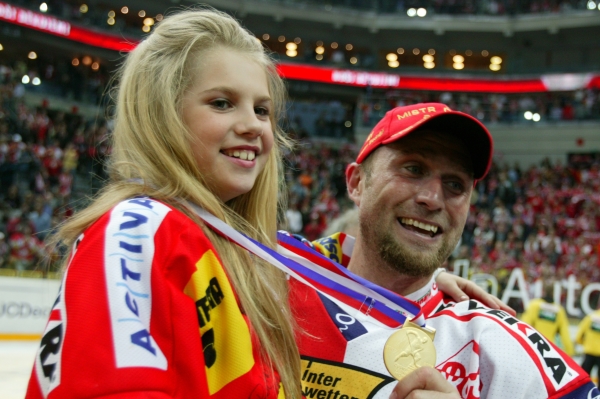 Hokejový útočník Jaroslav Bednář posílí pražskou Slavii. Hokejový útočník Jaroslav Bednář posílí pražskou Slavii.