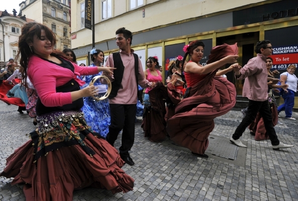 Průvod účinkujících romského festivalu Khamoro z minulého roku.