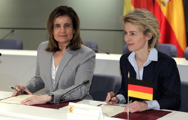 Ursula von der Leyen (vpravo) s Fatimou Banezovou během jednání o pomoci Španělům ze strany Německa. Ursula von der Leyen (vpravo) s Fatimou Banezovou během jednání o pomoci Španělům ze strany Německa.