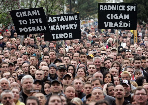 Romové jsou českou veřejností hodnoceni veskrze negativně. Snímek zachycuje protiromskou demonstraci z dubna roku 2012.