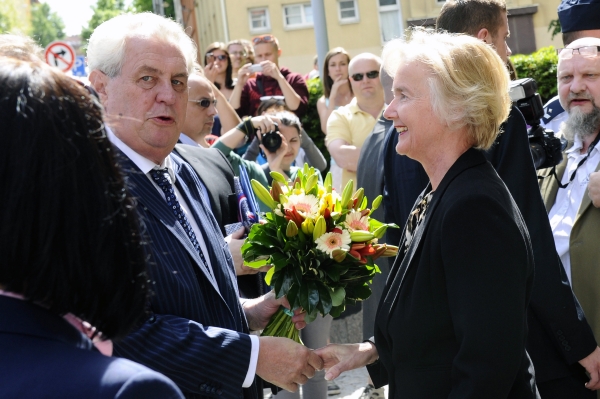 Prezident republiky Miloš Zeman (vlevo) navštívil 21. května Brno. Před Nejvyšším soudem se setkal s předsedkyní soudu Ivou Brožovou (vpravo). Čekali tam na něj demonstranti nesouhlasící s jeho stanoviskem vůči profesuře Martina C. Putny.