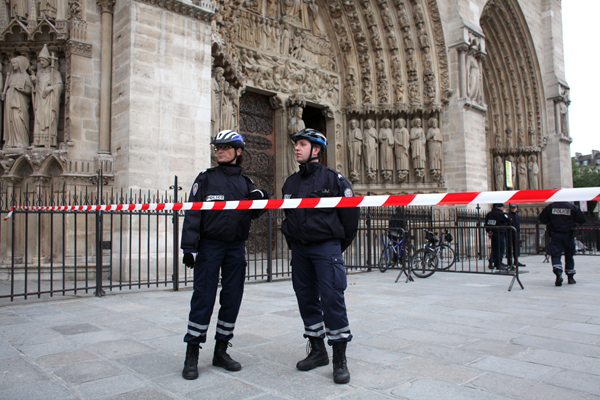 V katedrále Notre-Dame se zastřelil krajně pravicový aktivista. V katedrále Notre-Dame se zastřelil krajně pravicový aktivista.