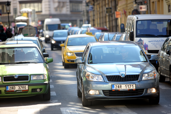 Loni ujela auta po Praze celkem 21,812 milionu kilometrů za den.
