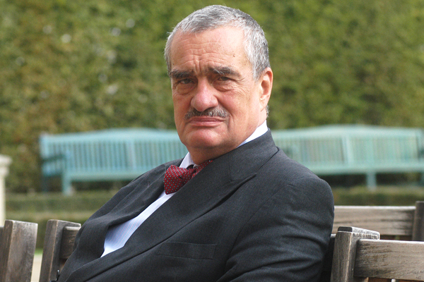 Nejdůvěryhodnějším politikem je ministr zahraničí Karel Schwarzenberg. Nejdůvěryhodnějším politikem je ministr zahraničí Karel Schwarzenberg.
