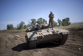 Izraelský tank na Golanech, na horké hranici Izraele a Sýrie.