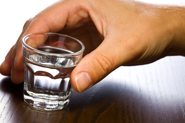 Rusové zemřeli po konzumaci pančovaného alkoholu během plavby na jachtě v Egejském moři (ilustrační foto). Rusové zemřeli po konzumaci pančovaného alkoholu během plavby na jachtě v Egejském moři (ilustrační foto).