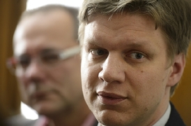 Tomáš Hudeček (TOP 09) předložil radě návrh na odvolání primátora a nyní dočasně stanul v čele pražské radnice.