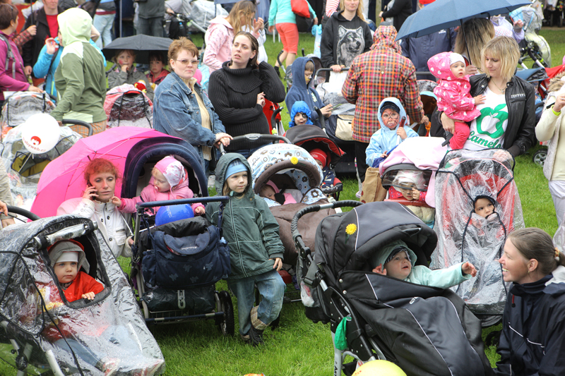 Účastníci rekordu s igelitem i bez.