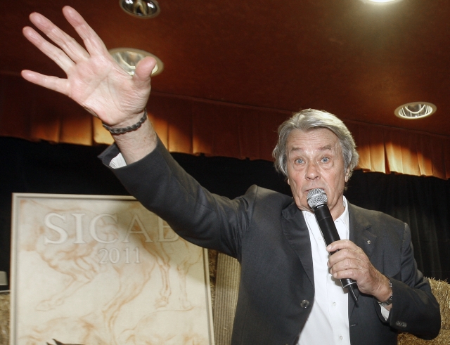 Alain Delon trpí mořskou nemocí.