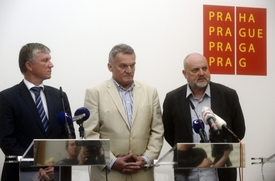 Zleva první místopředseda pražské ODS Zdeněk Zajíček, bývalý primátor Bohuslav Svoboda a předseda klubu pražských zastupitelů za ODS Ondřej Pecha.