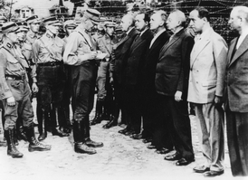 Nacisté pronásledují socialní demokraty a zavírají je do koncentráků.