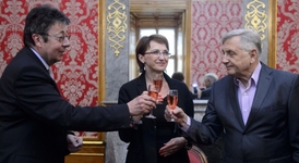 Předseda představenstva Komerční banky Henri Bonnet (vlevo), ministryně Alena Hanáková a režisér Jiří Menzel.