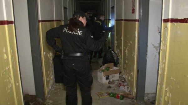 Policisté zjišťují, zda mezi bezdomovci není hledaná osoba. Policisté zjišťují, zda mezi bezdomovci není hledaná osoba.