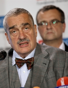 Podle premiéra Nečase přispěla TOP 09 k tomu, že je většina dosavadních radních obviněna v kauze opencard.