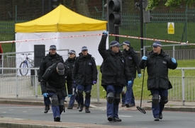 Policejní pátrací tým opouští místo teroristického útoku.